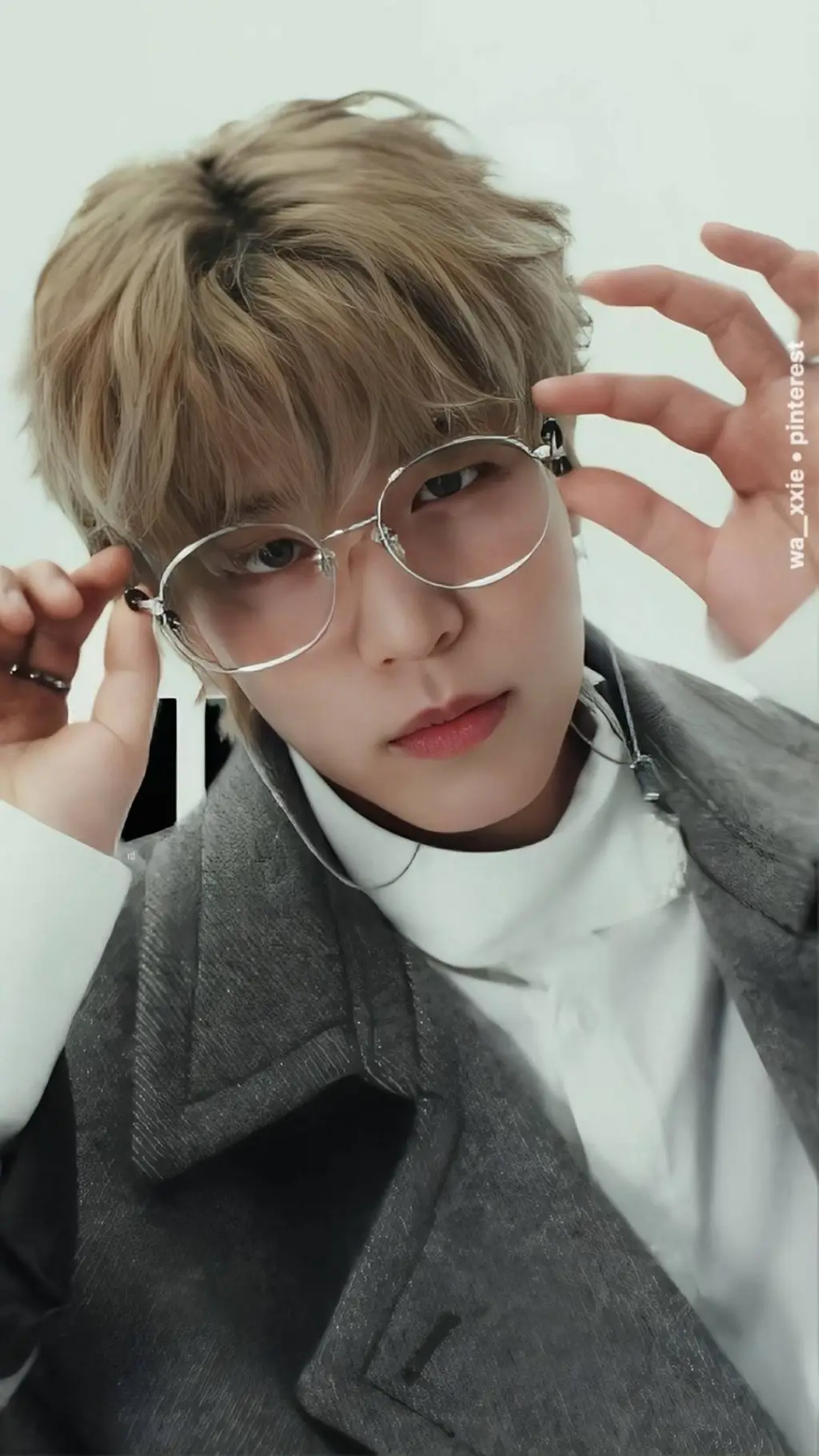 ai character: 🎄°𝐊𝐢𝐦 𝐬𝐞𝐮𝐧𝐠𝐦𝐢𝐧°🎄 background