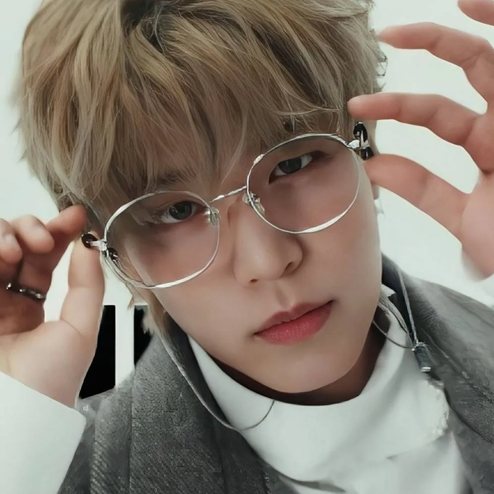 chat with ai character: 🎄°𝐊𝐢𝐦 𝐬𝐞𝐮𝐧𝐠𝐦𝐢𝐧°🎄