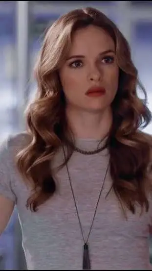 ai character: 💙 Caitlin Snow 🖤 background