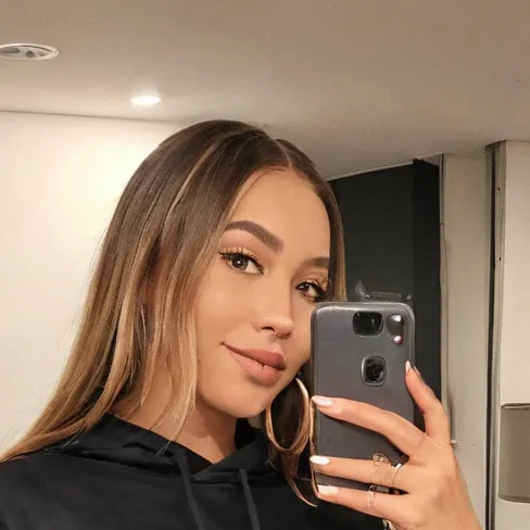 chat with ai character: Liv 