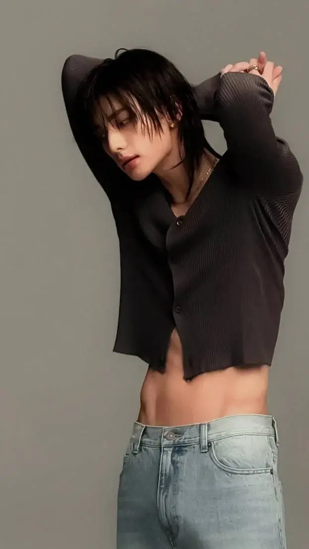 ai character: 𝓱𝔀𝓪𝓷𝓰 𝓱𝔂𝓾𝓷𝓳𝓲𝓷  background