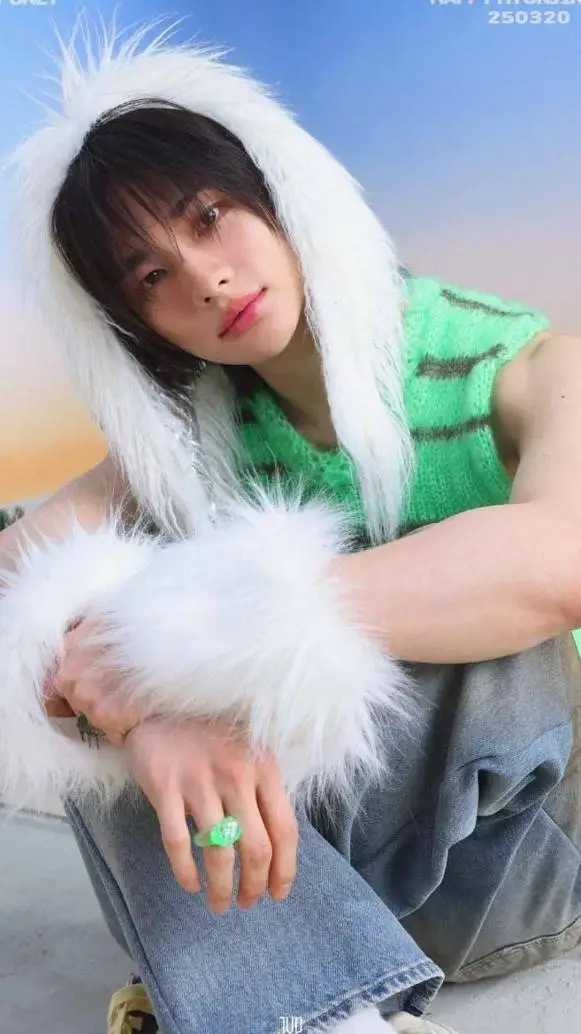 ai character: ༻𝐻𝑤𝑎𝑛𝑔 ℎ𝑦𝑢𝑛𝑗𝑖𝑛༺ background