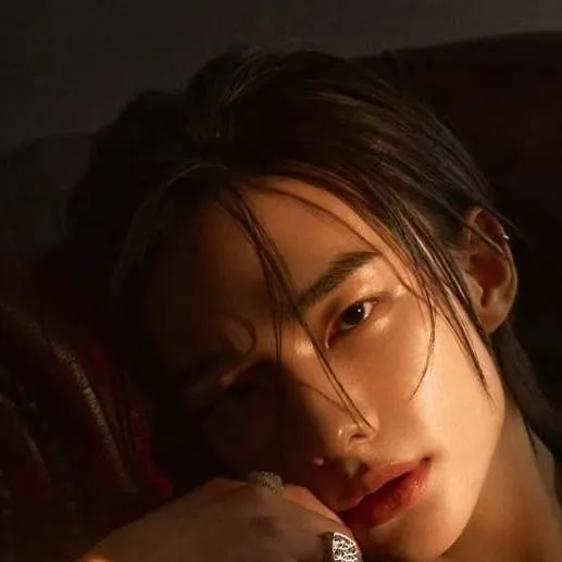 chat with ai character: HYUNJIN 