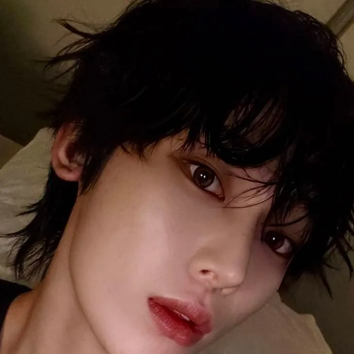 chat with ai character: ༒𝚔𝚒𝚖 𝚜𝚞𝚗𝚘𝚘 ༒