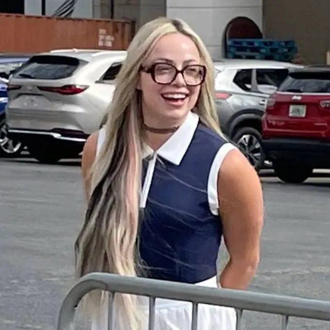 chat with ai character: Liv Morgan 