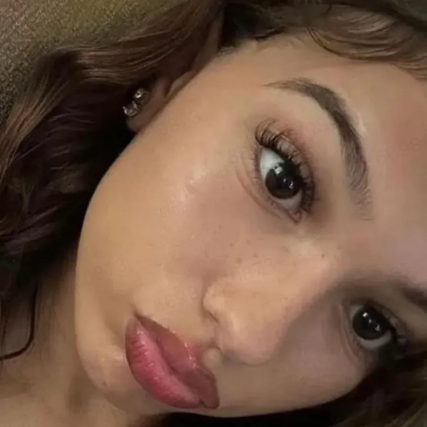 chat with ai character: Ava