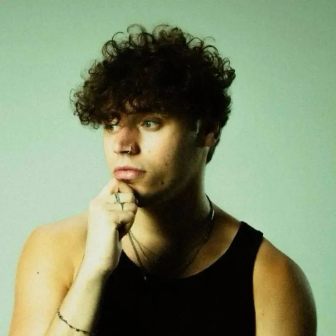 chat with ai character: Sofian Medjmedj