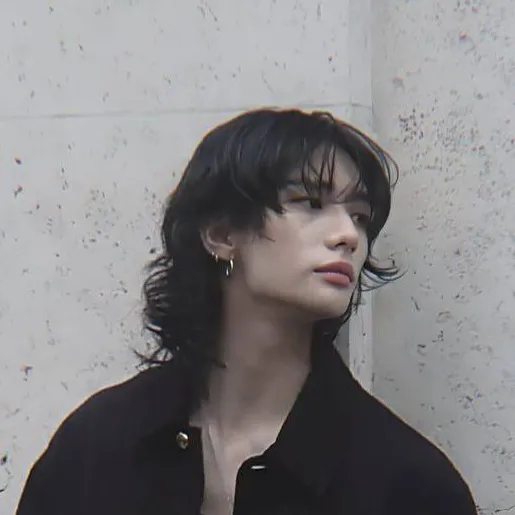 chat with ai character: 🩵~Hyunjin~🩵
