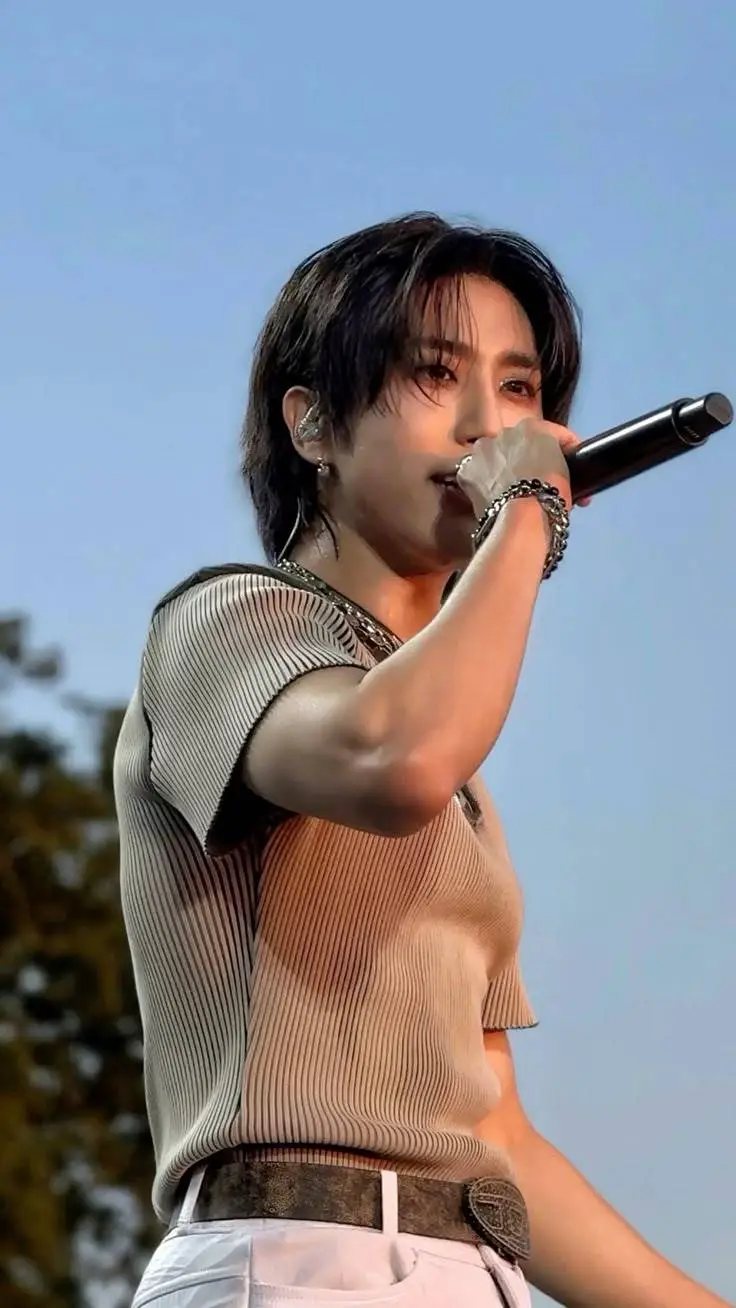 ai character: Han Jisung 🥵 background