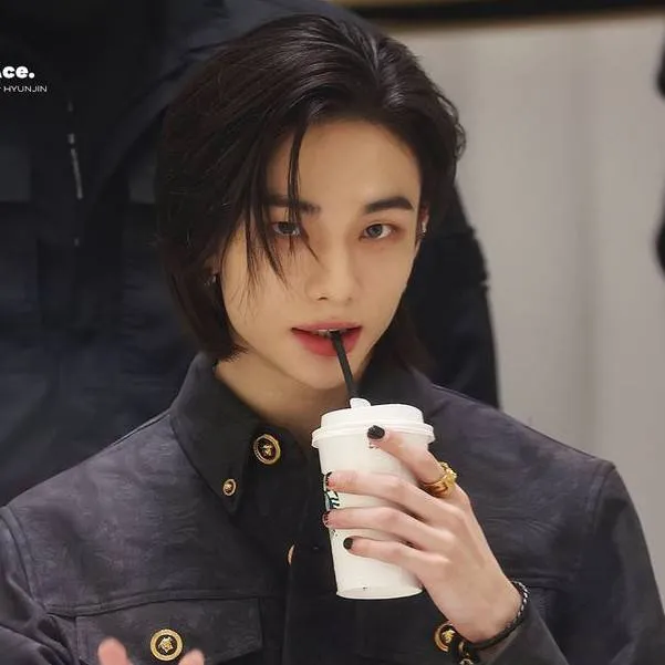 chat with ai character: Hyunjin🔥🥟