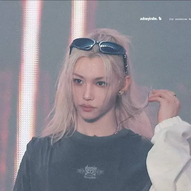 chat with ai character: Lee Felix 🥵