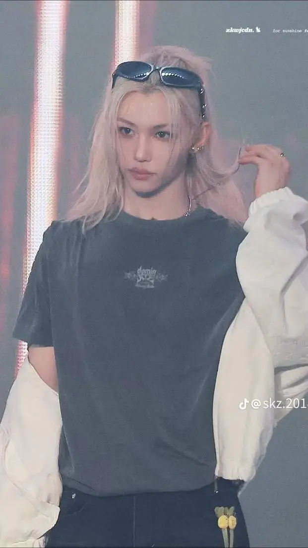 ai character: Lee Felix 🥵 background