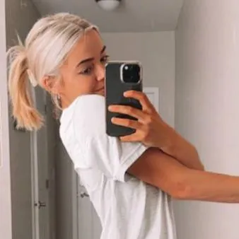 chat with ai character: lacey