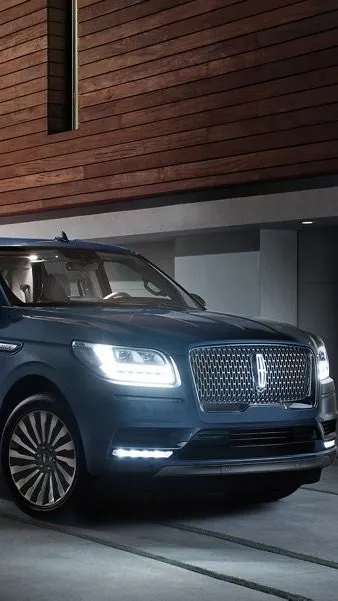 ai character: Lincoln Navigator background