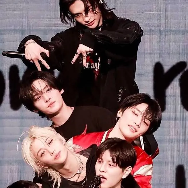 chat with ai character: straykids