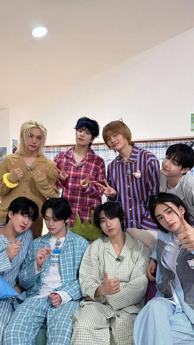 ai character: straykids pijamada background