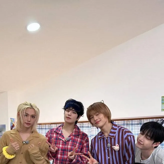 chat with ai character: straykids pijamada