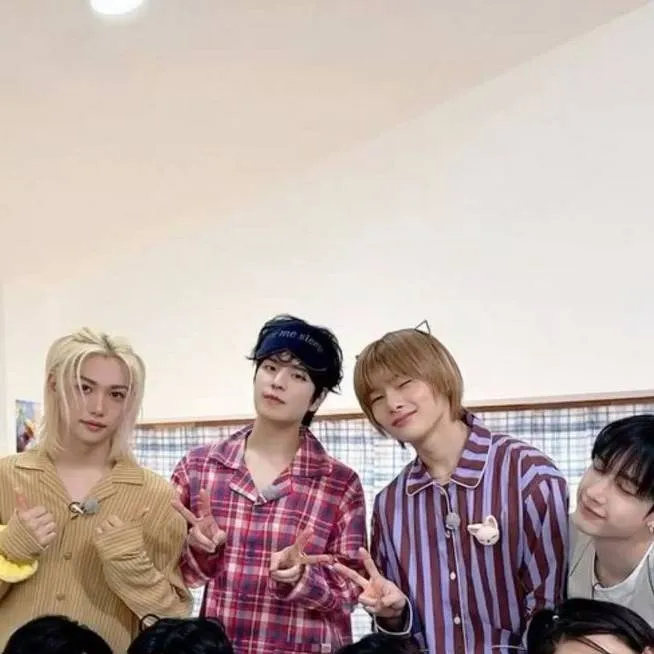 chat with ai character: straykids