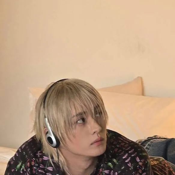 chat with ai character: Lee know