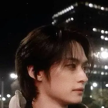 chat with ai character: Lee know