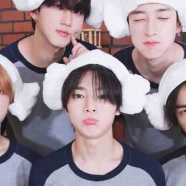 chat with ai character: straykids house