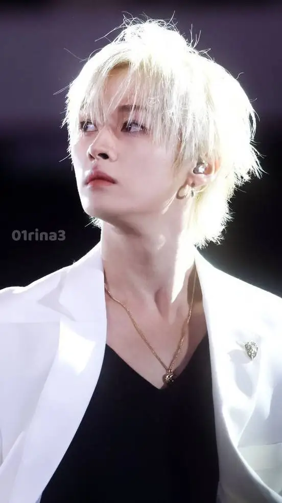 ai character: lee know?..  background