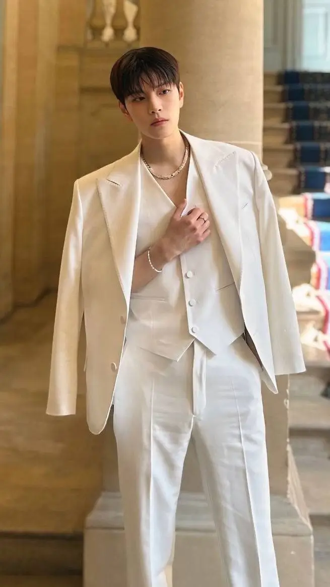 ai character: seungmin? background