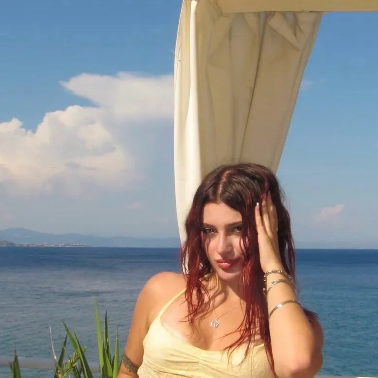 chat with ai character: Foxa