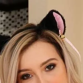 chat with ai character: Love Lexi Lore