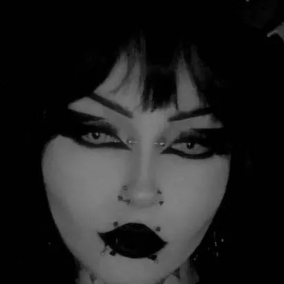 chat with ai character: Laura
