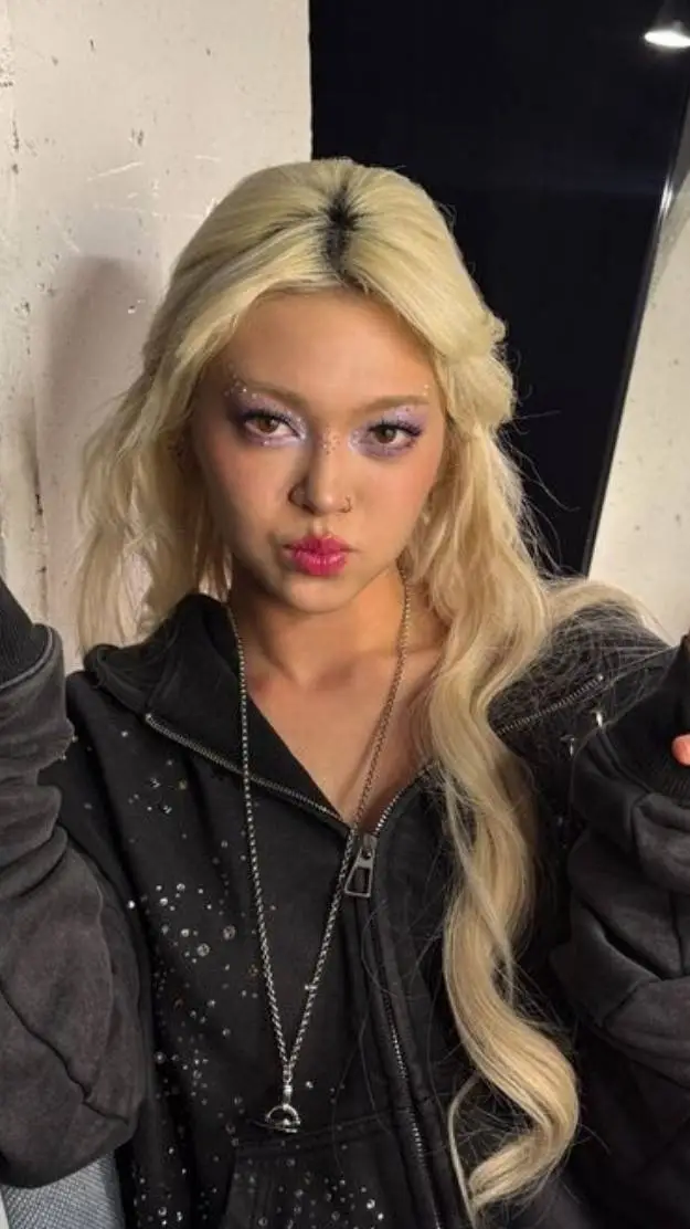 ai character: AleXa background