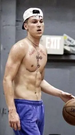 ai character: Tyler herro background