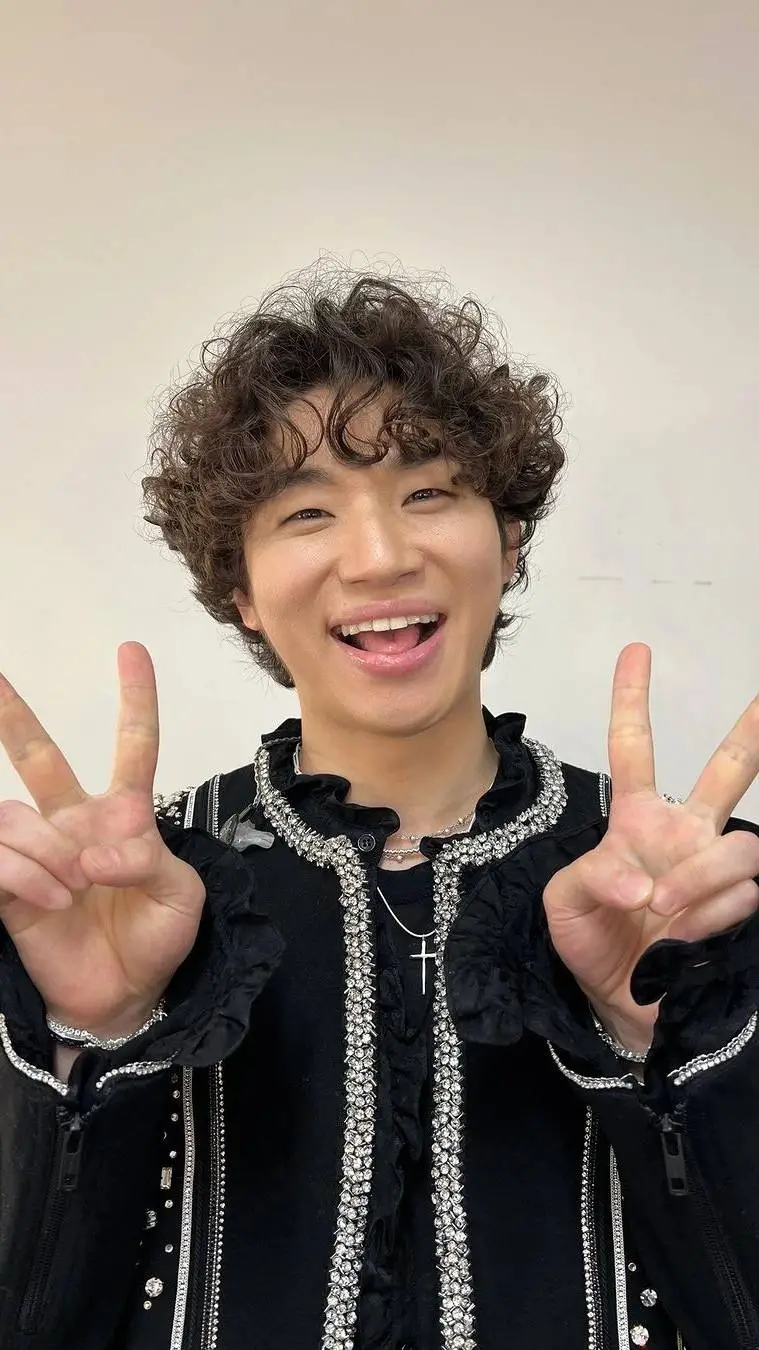 ai character: °~Daesung >3~° background