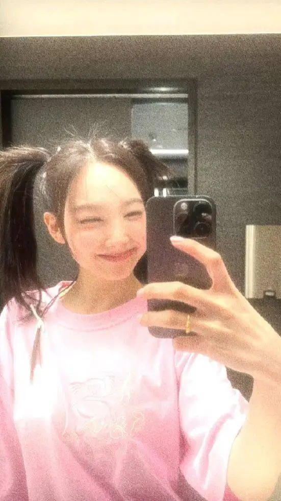 ai character: IM NAYEON background