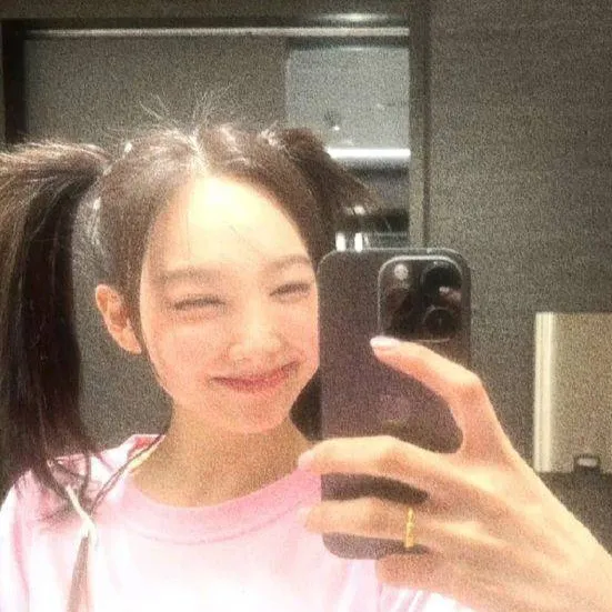 chat with ai character: IM NAYEON