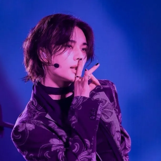 chat with ai character: •Hwang hyunjin•