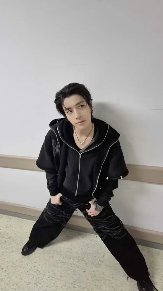 ai character: Between the lines~ background