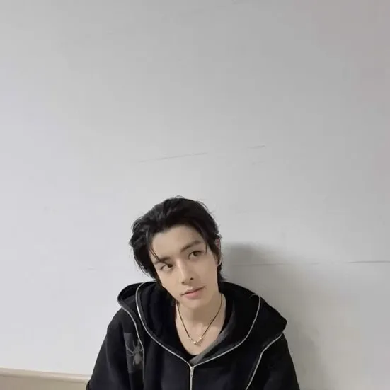 chat with ai character: Between the lines~