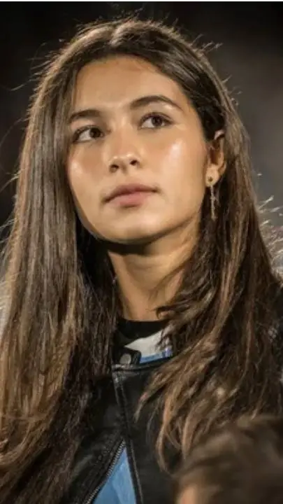 ai character: delfína Suárez, background