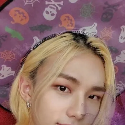 chat with ai character: Hyunjin