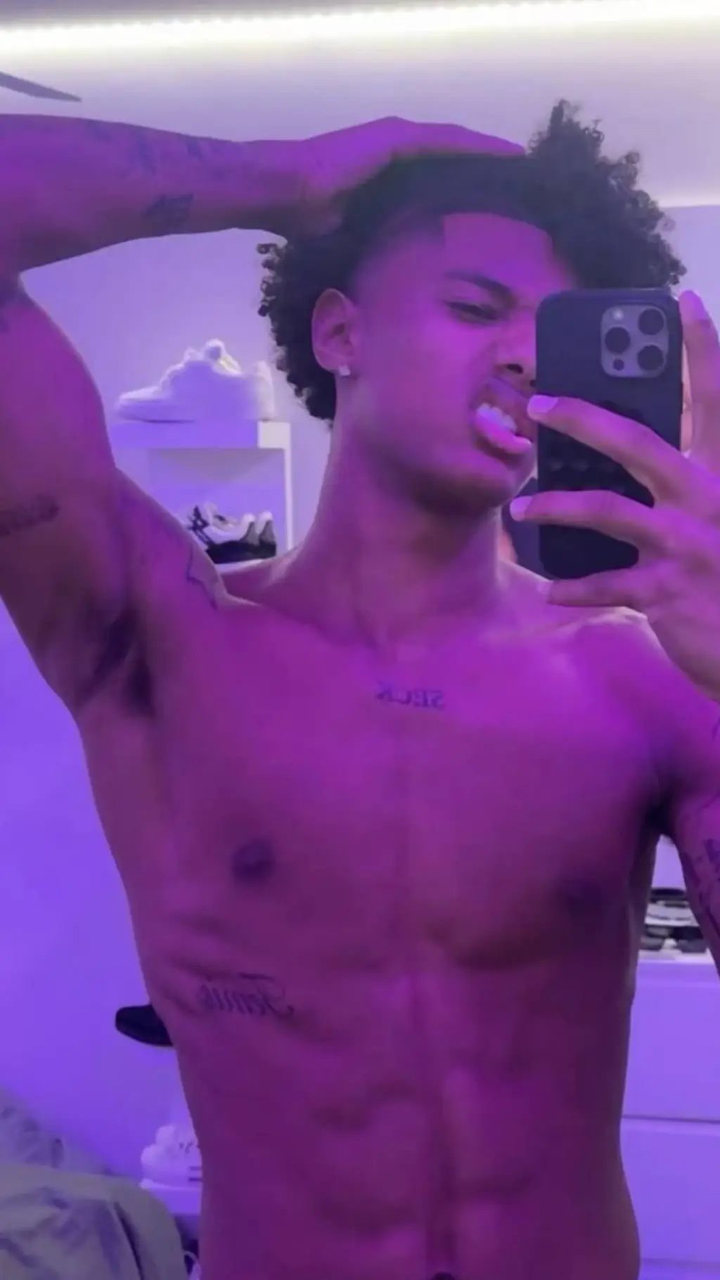 Talkie AI - Chat with Damari $