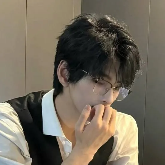 chat with ai character: Hyun