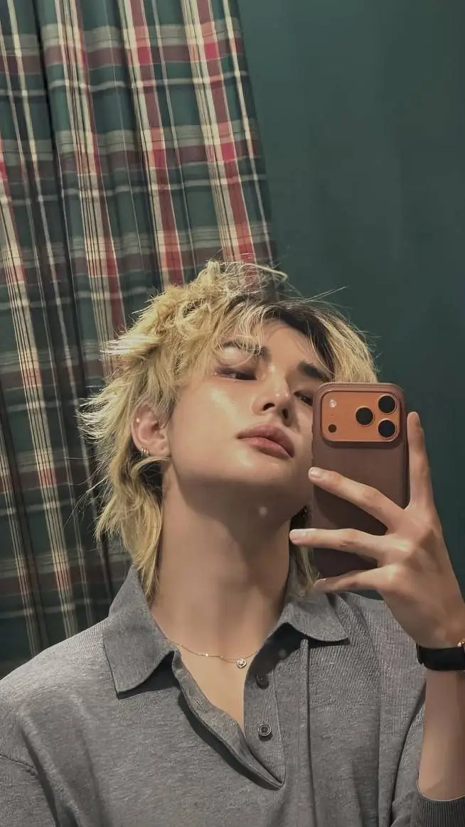 ai character: hyunjin  background