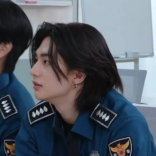 chat with ai character: hyunjin 