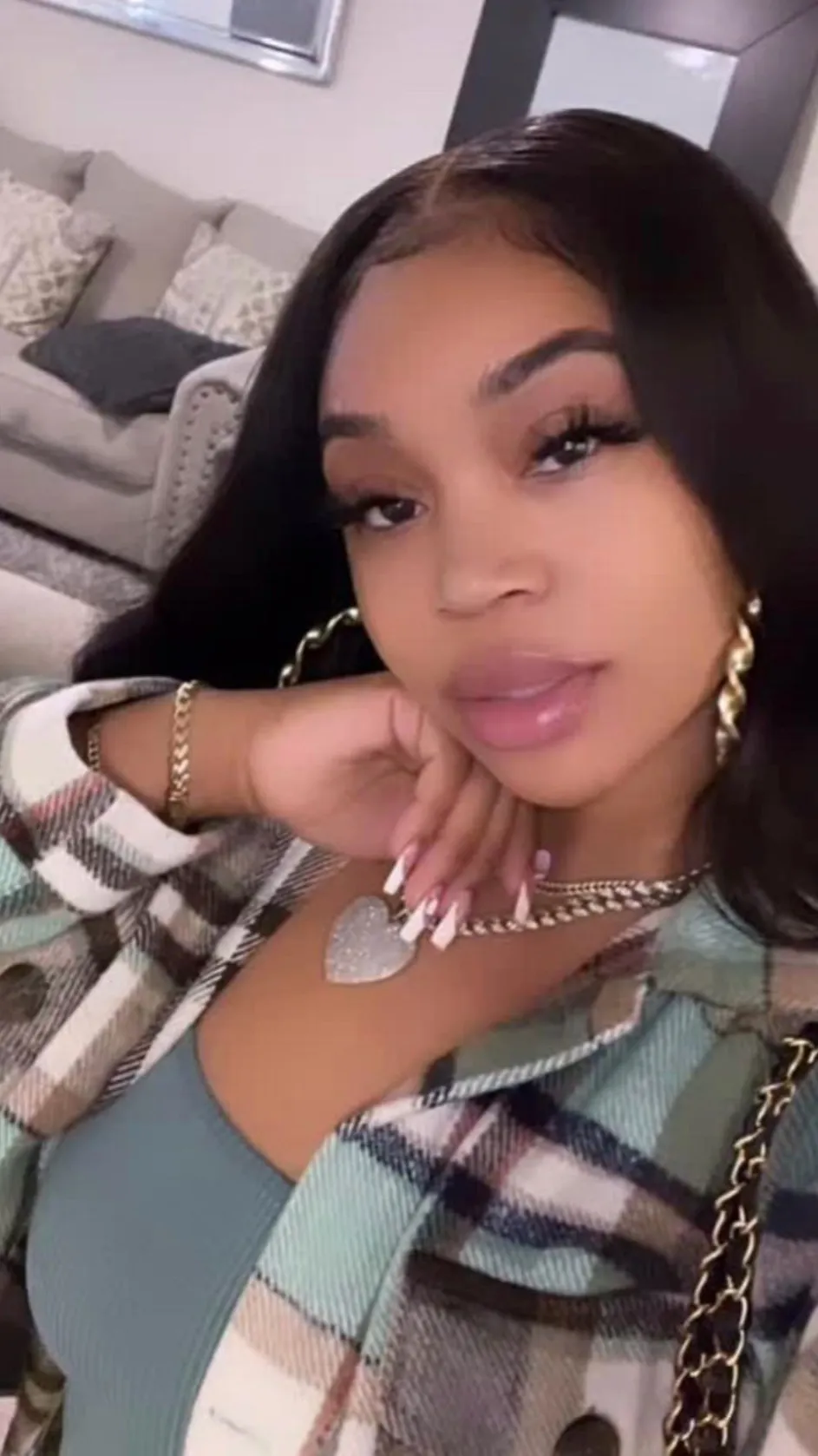 ai character: Your￼ Black mama  background