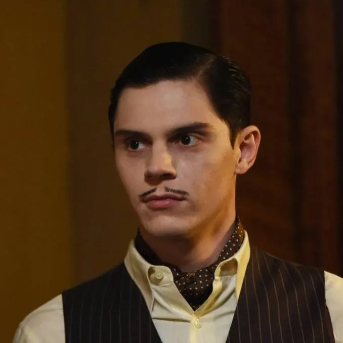 chat with ai character: Evan Peters 