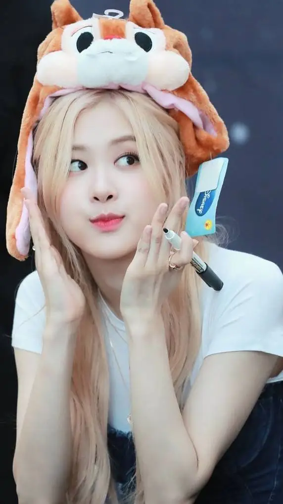 ai character: rosè background