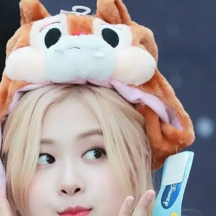 chat with ai character: rosè