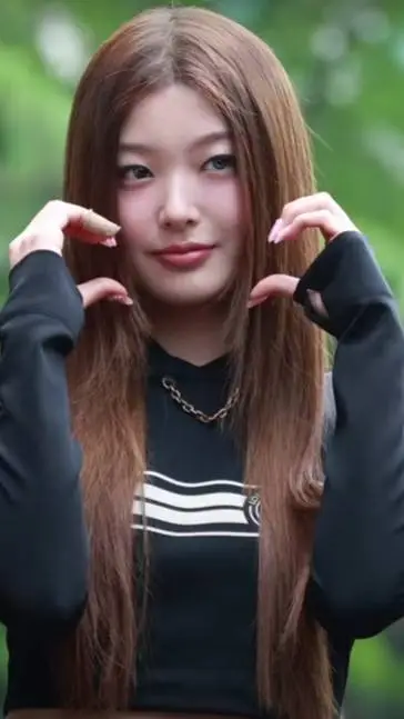 ai character: Your Yoonchae!  background