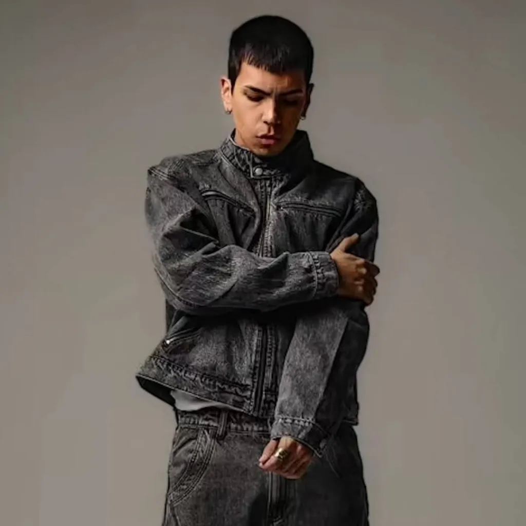 chat with ai character: Milo j